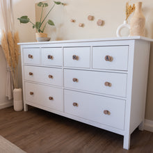 Lade das Bild in den Galerie-Viewer, Personalisierte Möbelgriffe aus Walnuss, rund