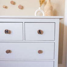 Lade das Bild in den Galerie-Viewer, Personalisierte Möbelgriffe aus Walnuss, rund