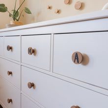 Lade das Bild in den Galerie-Viewer, Personalisierte Möbelgriffe aus Walnuss, rund