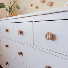 Lade das Bild in den Galerie-Viewer, Personalisierte Möbelgriffe aus Walnuss, rund