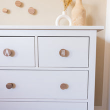 Lade das Bild in den Galerie-Viewer, Personalisierte Möbelgriffe aus Walnuss, rund