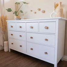 Lade das Bild in den Galerie-Viewer, Personalisierte Möbelgriffe aus Walnuss, rund