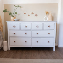 Lade das Bild in den Galerie-Viewer, Personalisierte Möbelgriffe aus Walnuss, rund