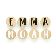 Lade das Bild in den Galerie-Viewer, Personalisierte Möbelgriffe aus Eiche, rund