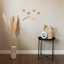 Lade das Bild in den Galerie-Viewer, Personalisierte Wandhaken aus Walnuss, rund