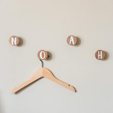 Lade das Bild in den Galerie-Viewer, Personalisierte Wandhaken aus Walnuss, rund