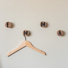 Lade das Bild in den Galerie-Viewer, Personalisierte Wandhaken aus Walnuss, rund