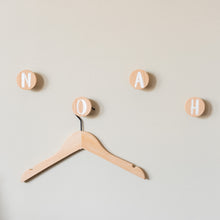 Lade das Bild in den Galerie-Viewer, Personalisierte Wandhaken aus Eiche, rund