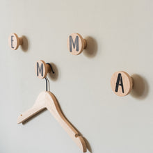 Lade das Bild in den Galerie-Viewer, Personalisierte Wandhaken aus Eiche, rund