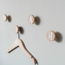 Lade das Bild in den Galerie-Viewer, Personalisierte Wandhaken aus Eiche, rund