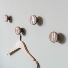 Lade das Bild in den Galerie-Viewer, Personalisierte Wandhaken aus Walnuss, rund