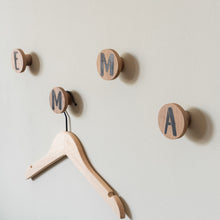 Lade das Bild in den Galerie-Viewer, Personalisierte Wandhaken aus Walnuss, rund