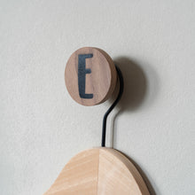 Lade das Bild in den Galerie-Viewer, Personalisierte Wandhaken aus Walnuss, rund