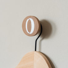 Lade das Bild in den Galerie-Viewer, Personalisierte Wandhaken aus Walnuss, rund