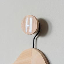 Lade das Bild in den Galerie-Viewer, Personalisierte Wandhaken aus Eiche, rund