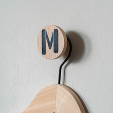 Lade das Bild in den Galerie-Viewer, Personalisierte Wandhaken aus Eiche, rund