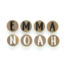 Lade das Bild in den Galerie-Viewer, Personalisierte Möbelgriffe aus Walnuss, rund