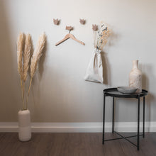 Lade das Bild in den Galerie-Viewer, Wandhaken "Heimische Tiere" aus Walnussholz