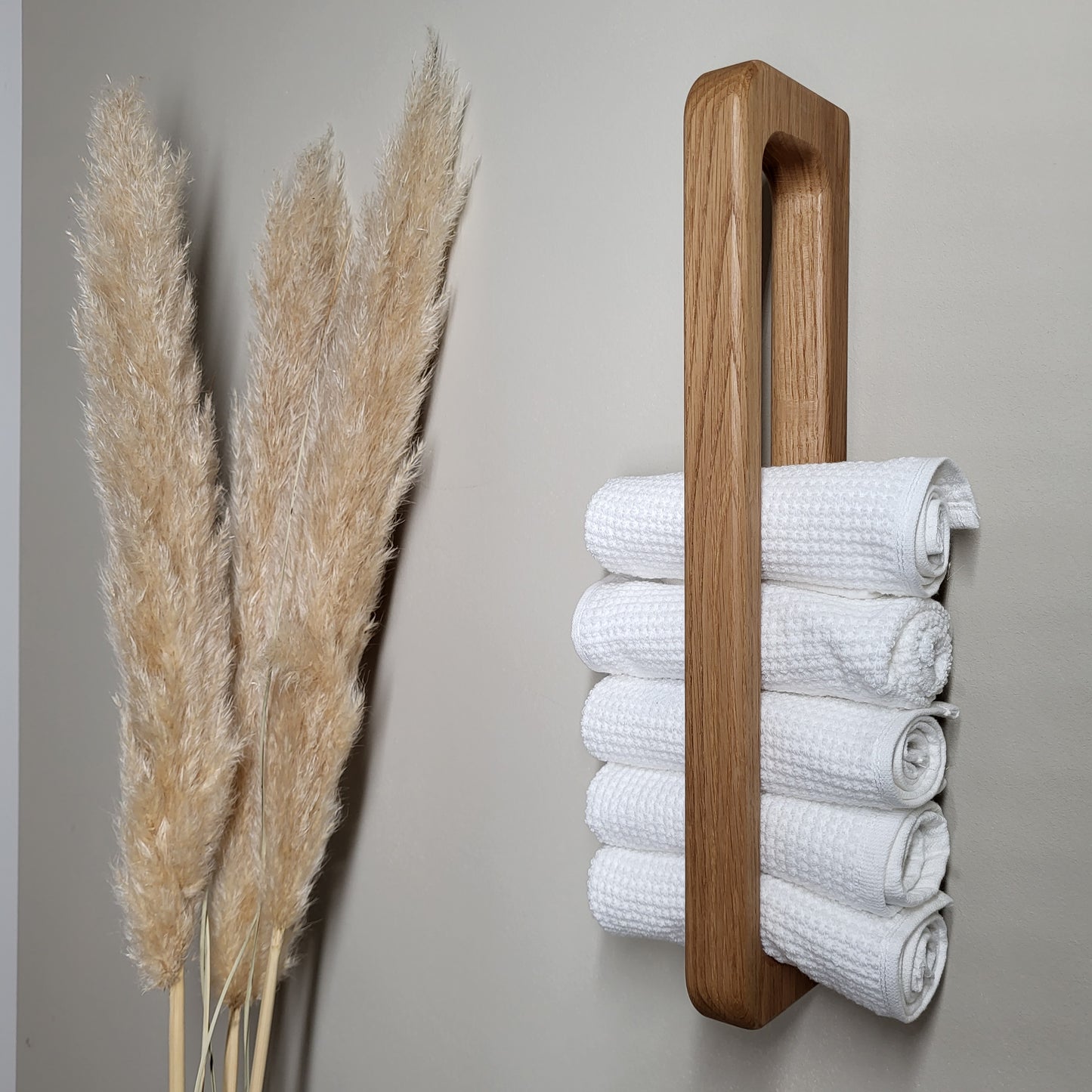 Minimalistischer Handtuchhalter aus massivem Eichenholz