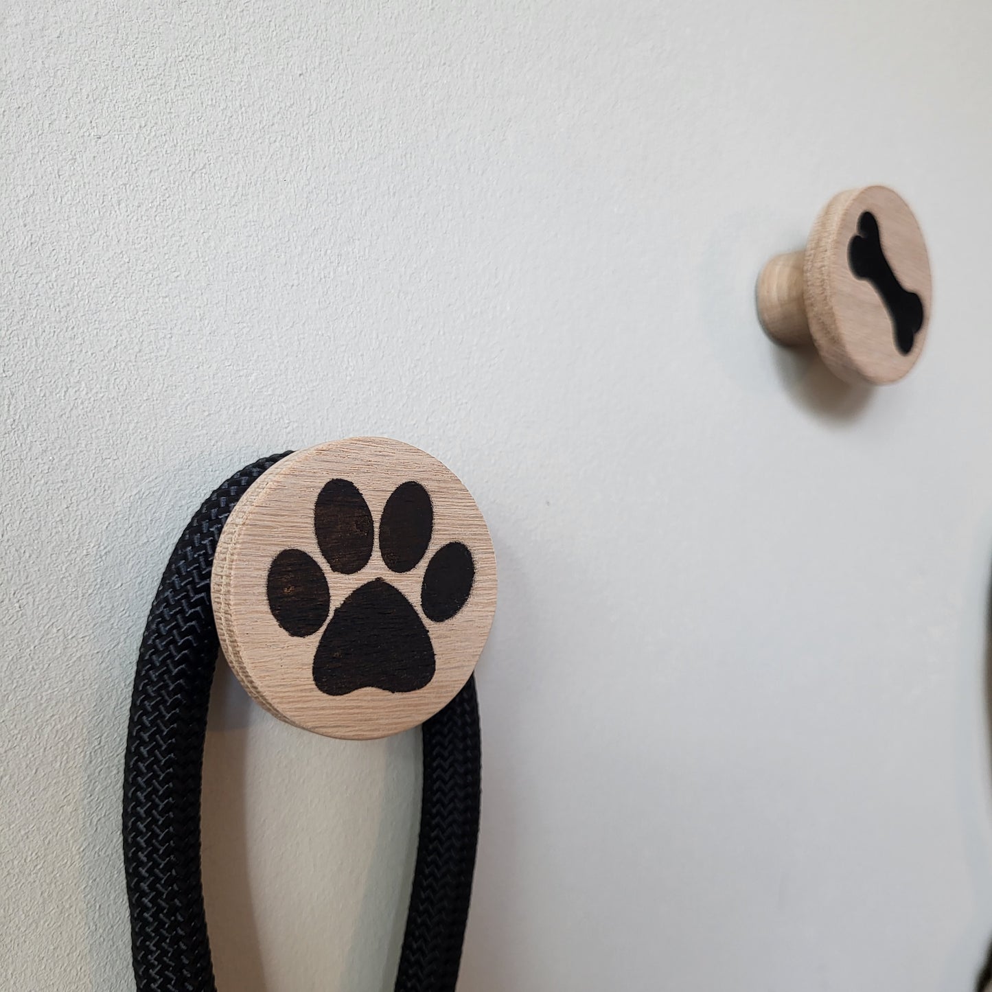 Hunde Wandhaken / Hundegarderobe / Leinenhalter aus massivem Eichenholz
