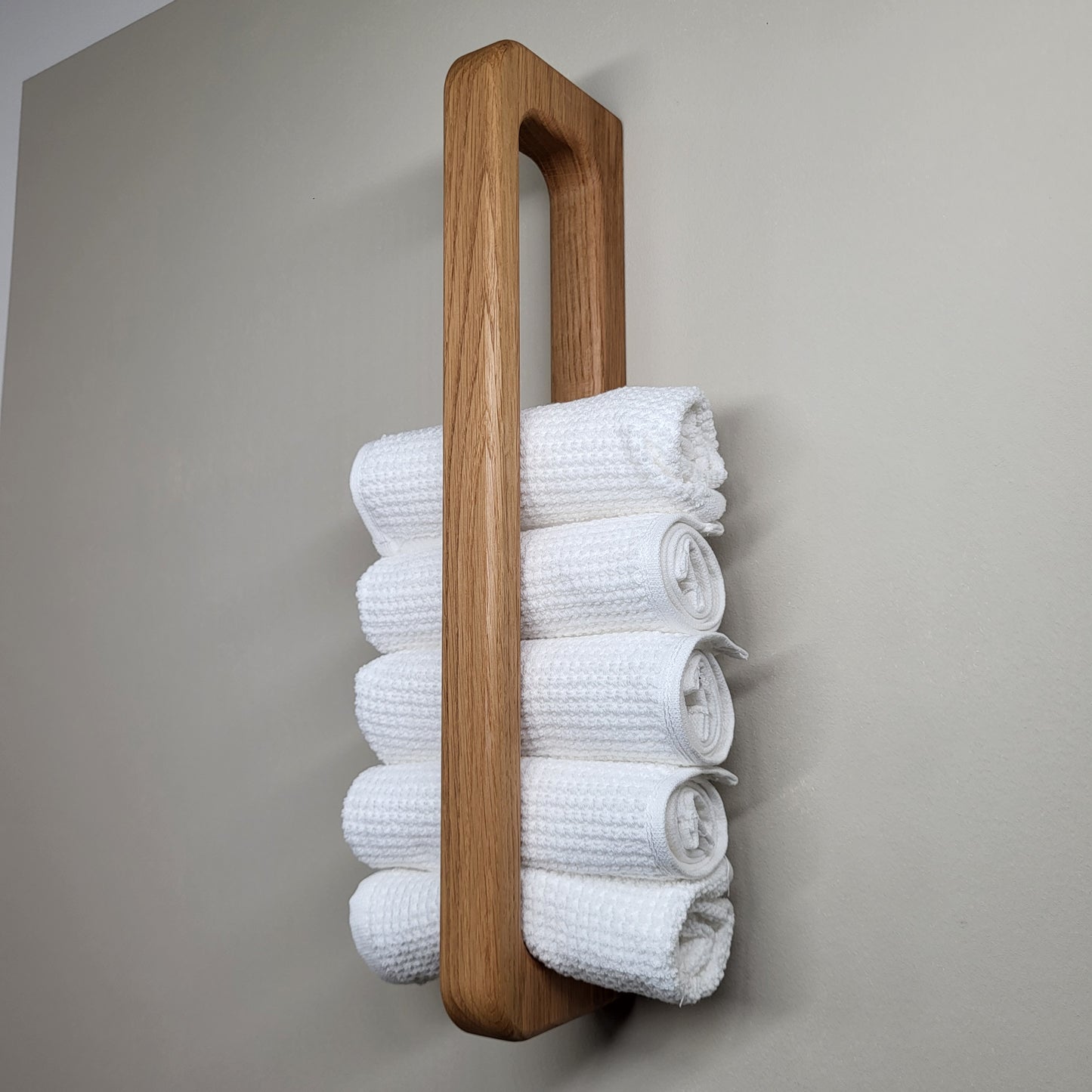Minimalistischer Handtuchhalter aus massivem Eichenholz