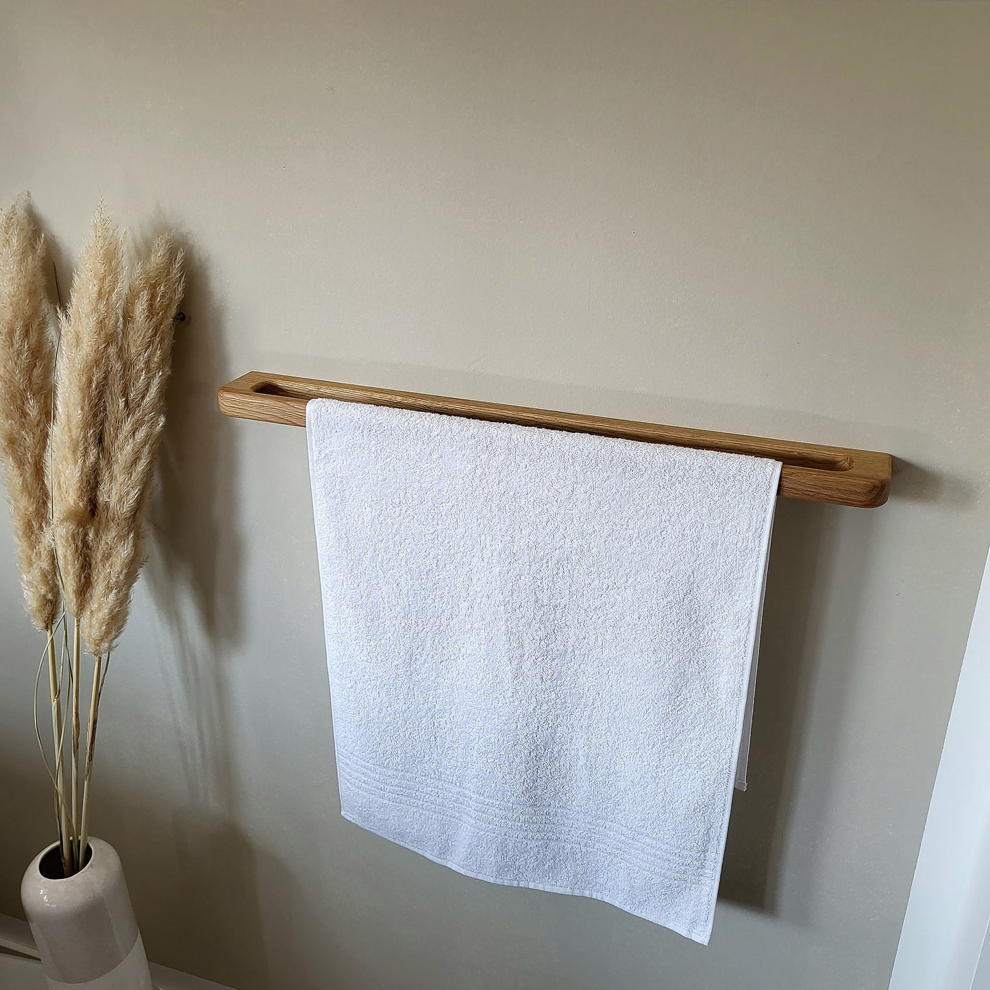 Minimalistischer großer Handtuchhalter aus massivem Eichenholz