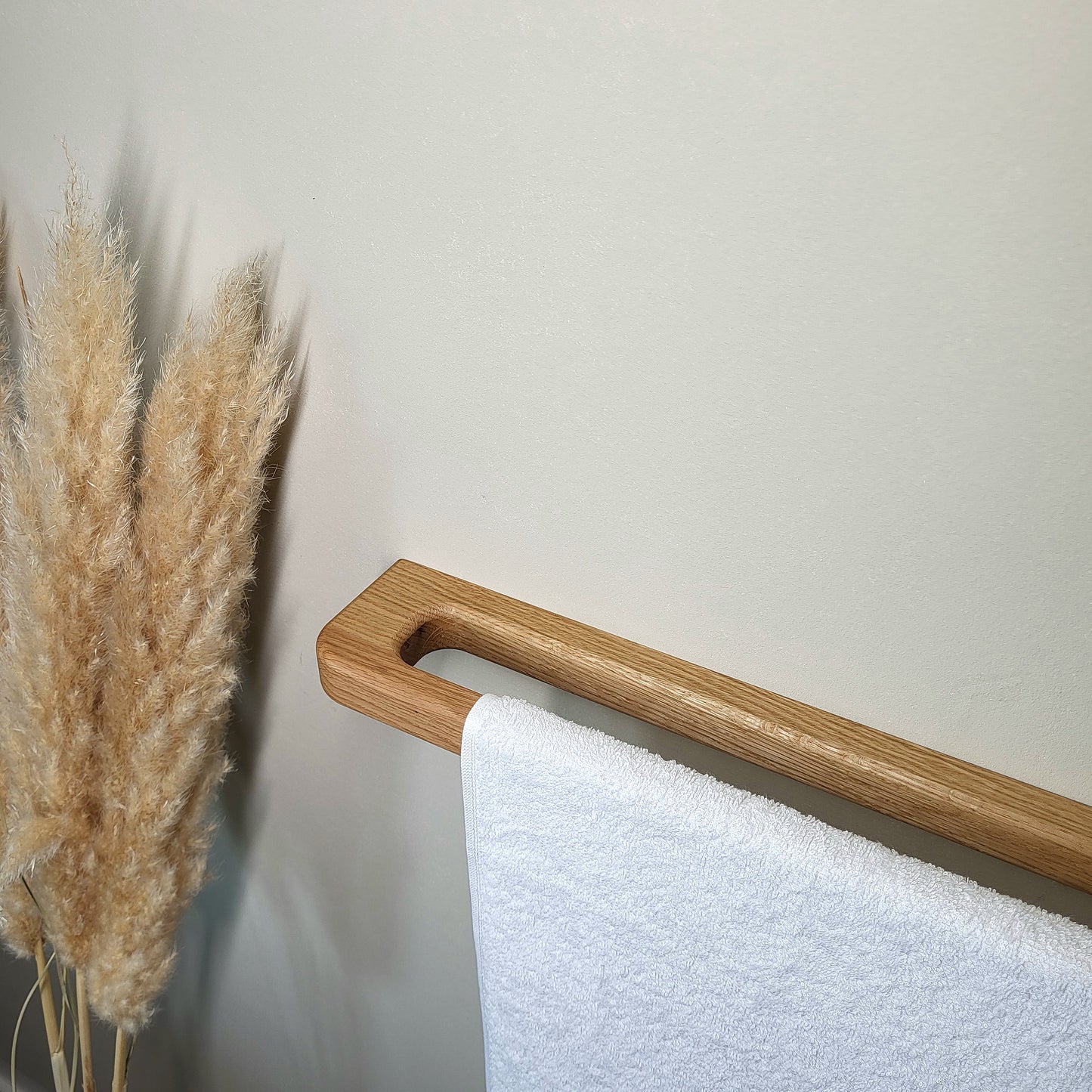 Minimalistischer großer Handtuchhalter aus massivem Eichenholz