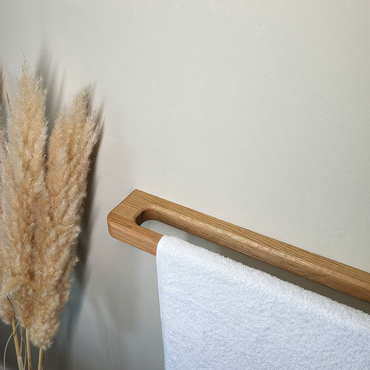 Minimalistischer großer Handtuchhalter aus massivem Eichenholz