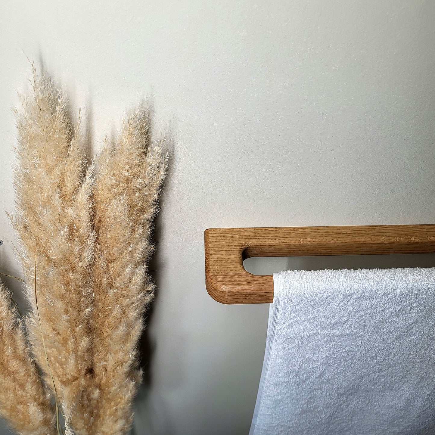 Minimalistischer großer Handtuchhalter aus massivem Eichenholz