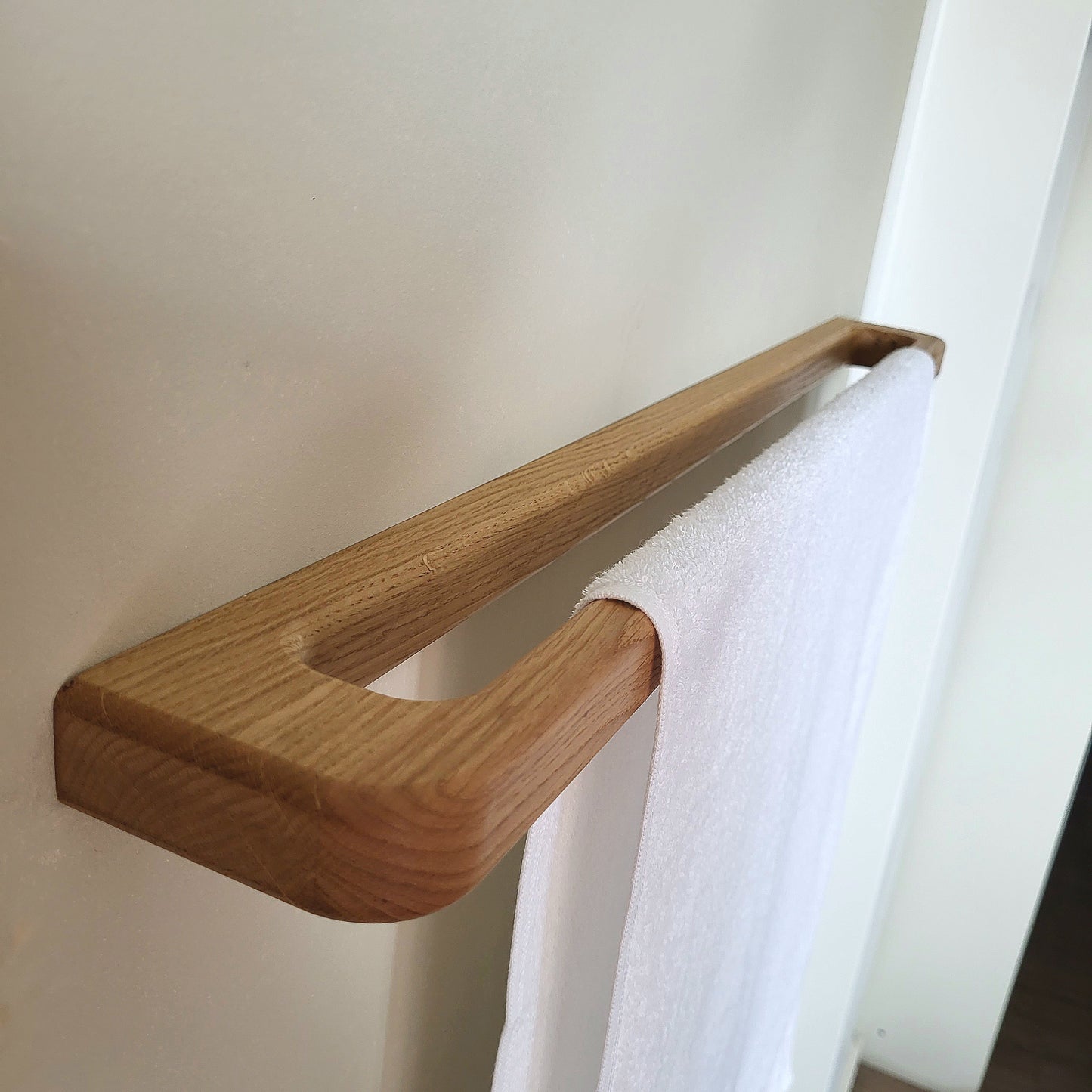 Minimalistischer großer Handtuchhalter aus massivem Eichenholz