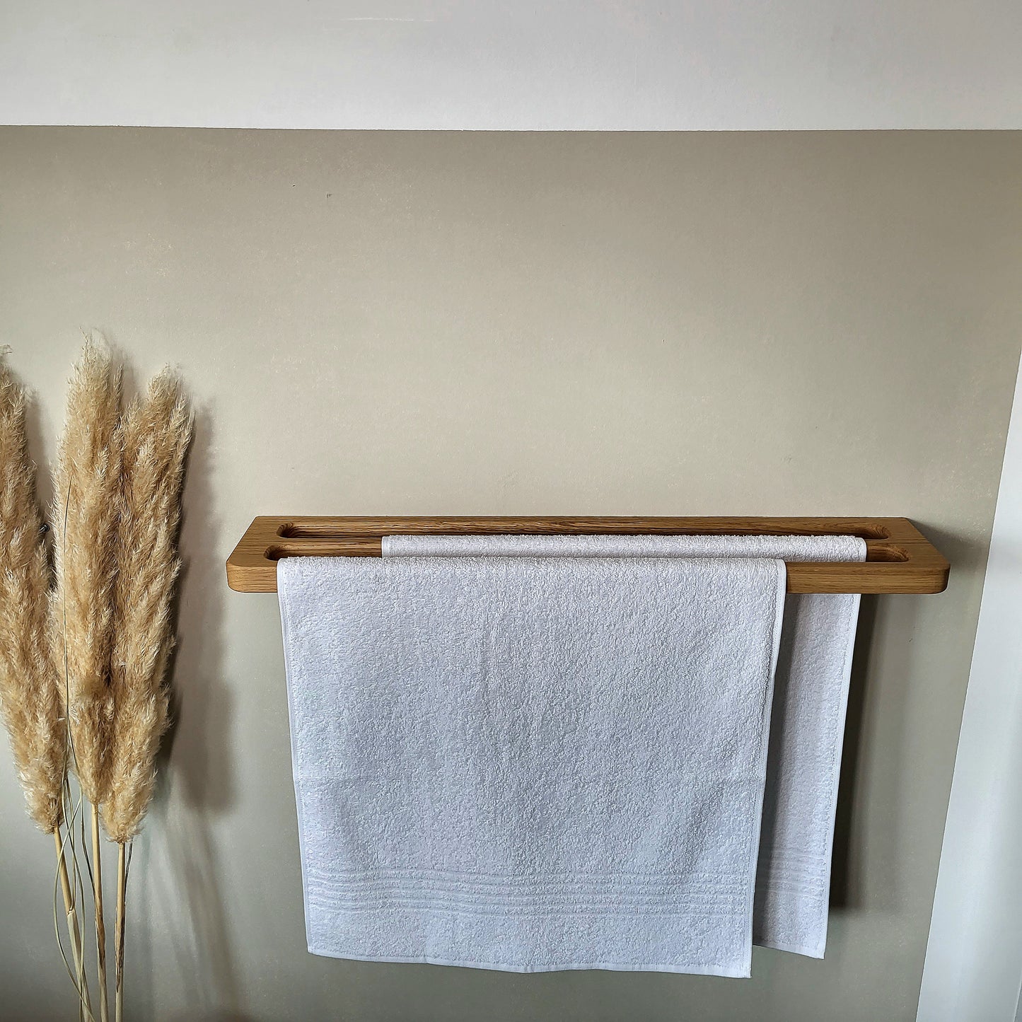 Minimalistischer großer Doppel-Handtuchhalter aus massivem Eichenholz