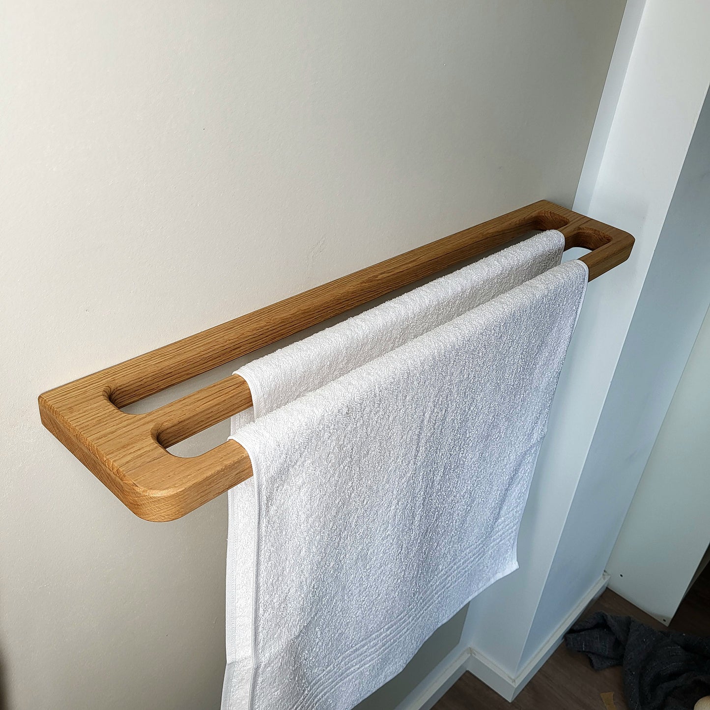 Minimalistischer großer Doppel-Handtuchhalter aus massivem Eichenholz