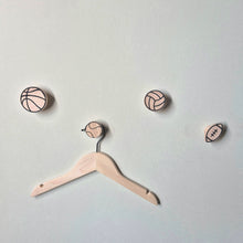 Lade das Bild in den Galerie-Viewer, Wandhaken "Ballsport" aus Eichenholz
