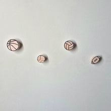 Lade das Bild in den Galerie-Viewer, Wandhaken "Ballsport" aus Eichenholz
