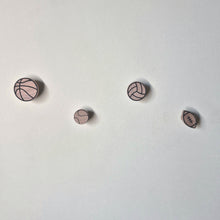 Lade das Bild in den Galerie-Viewer, Wandhaken "Ballsport" aus Walnussholz
