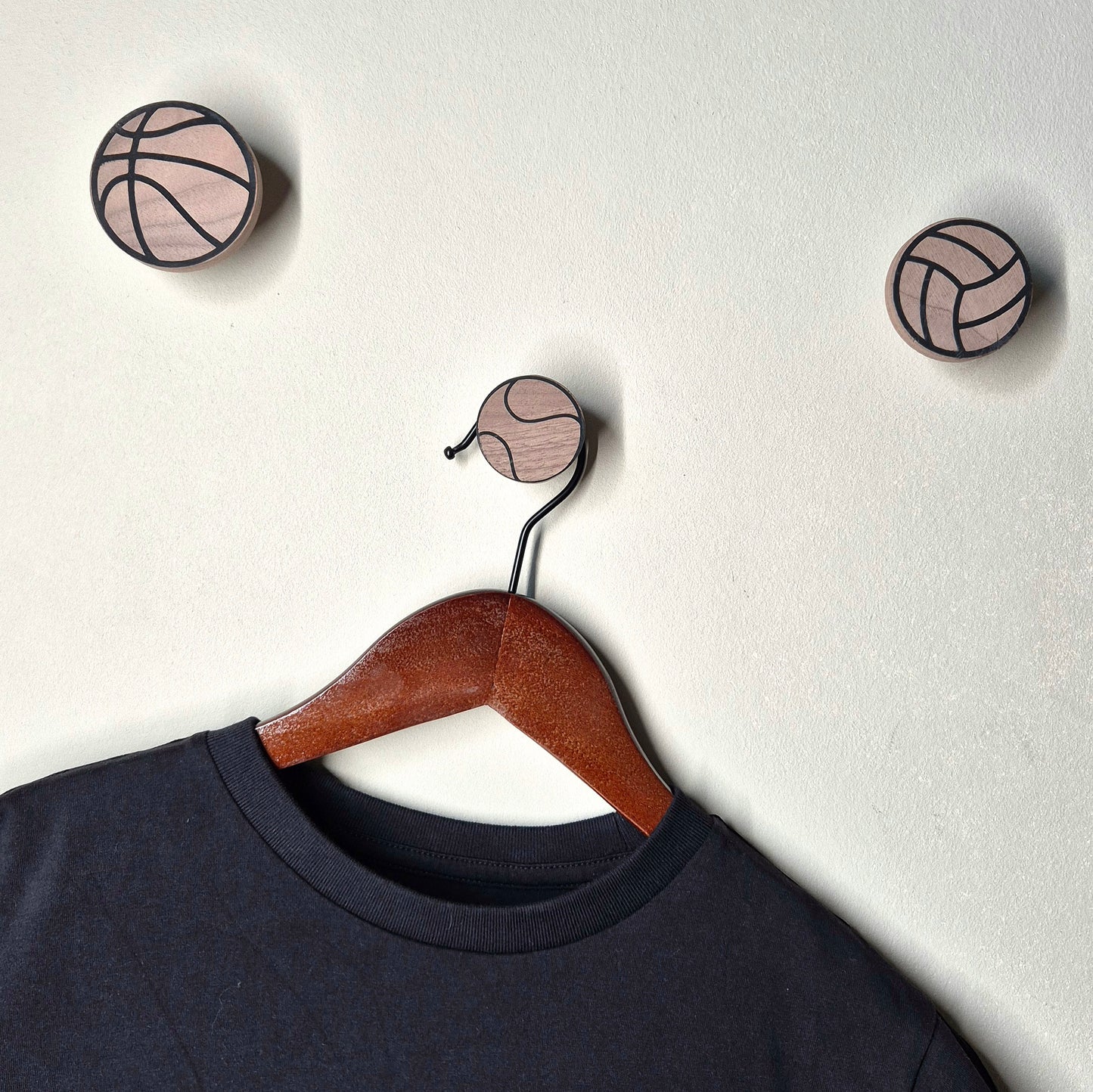 Wandhaken "Ballsport" aus Walnussholz