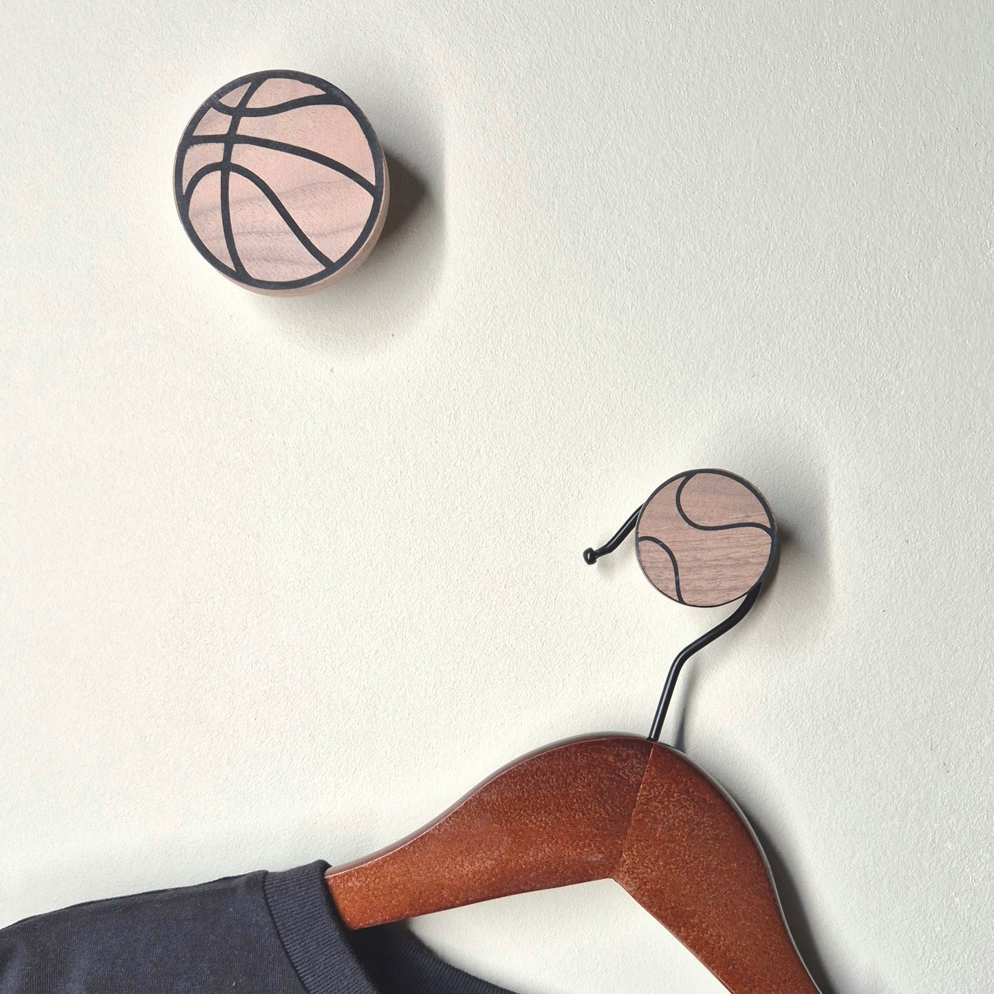 Wandhaken "Ballsport" aus Walnussholz