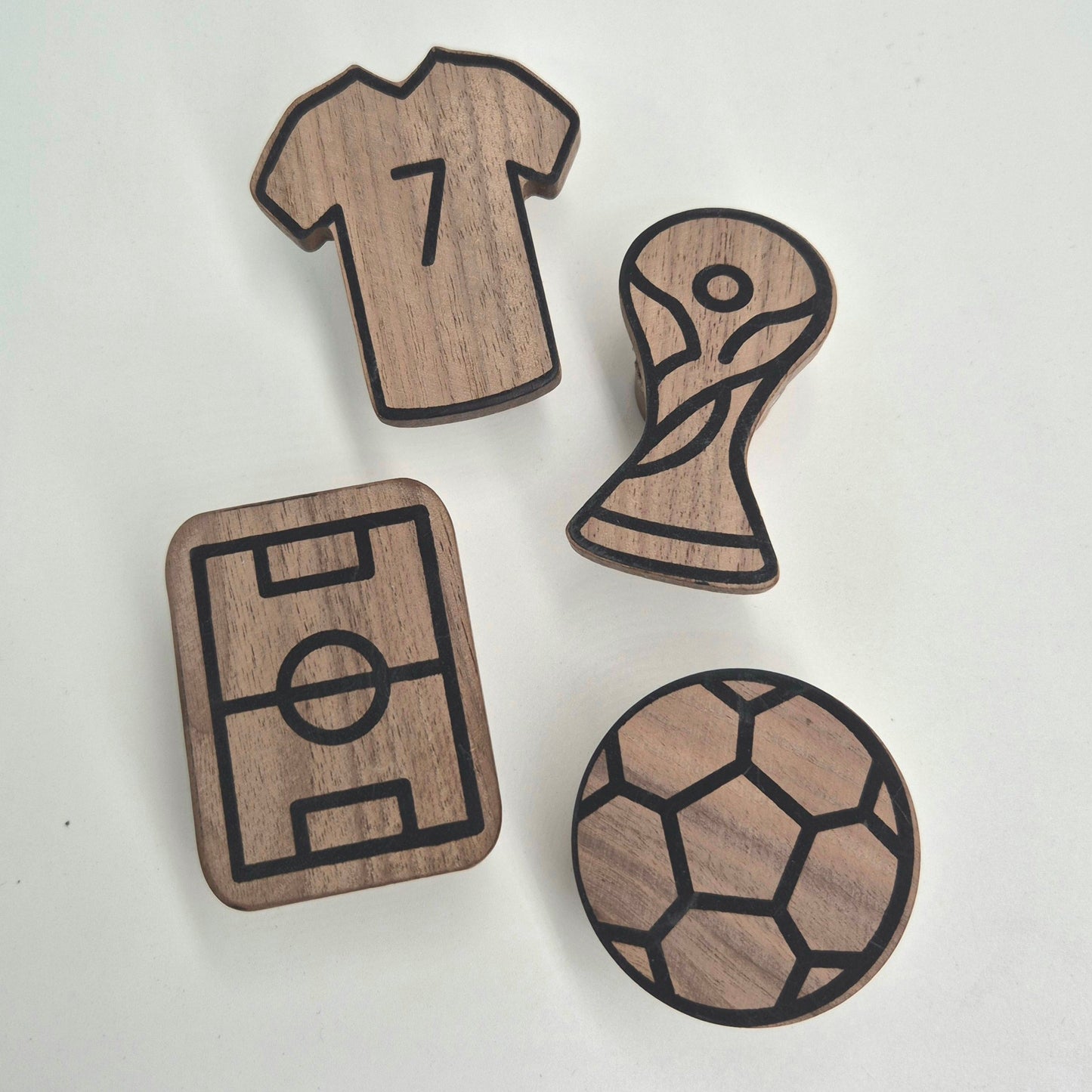 Wandhaken "Fußball" aus Walnussholz