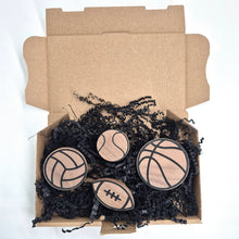 Lade das Bild in den Galerie-Viewer, Wandhaken "Ballsport" aus Walnussholz
