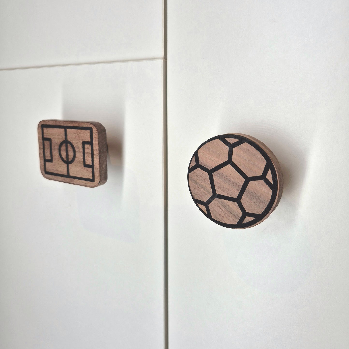 Möbelgriffe "Fußball" aus Walnussholz