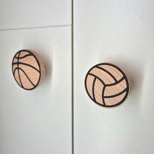 Lade das Bild in den Galerie-Viewer, Möbelgriffe "Ballsport" aus Eichenholz
