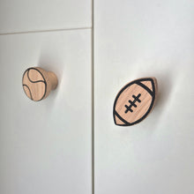 Lade das Bild in den Galerie-Viewer, Möbelgriffe "Ballsport" aus Eichenholz
