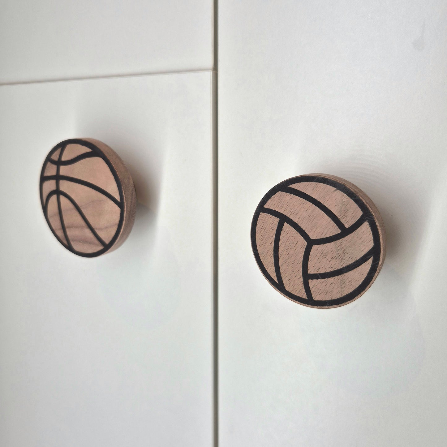 Möbelgriffe "Ballsport" aus Walnussholz