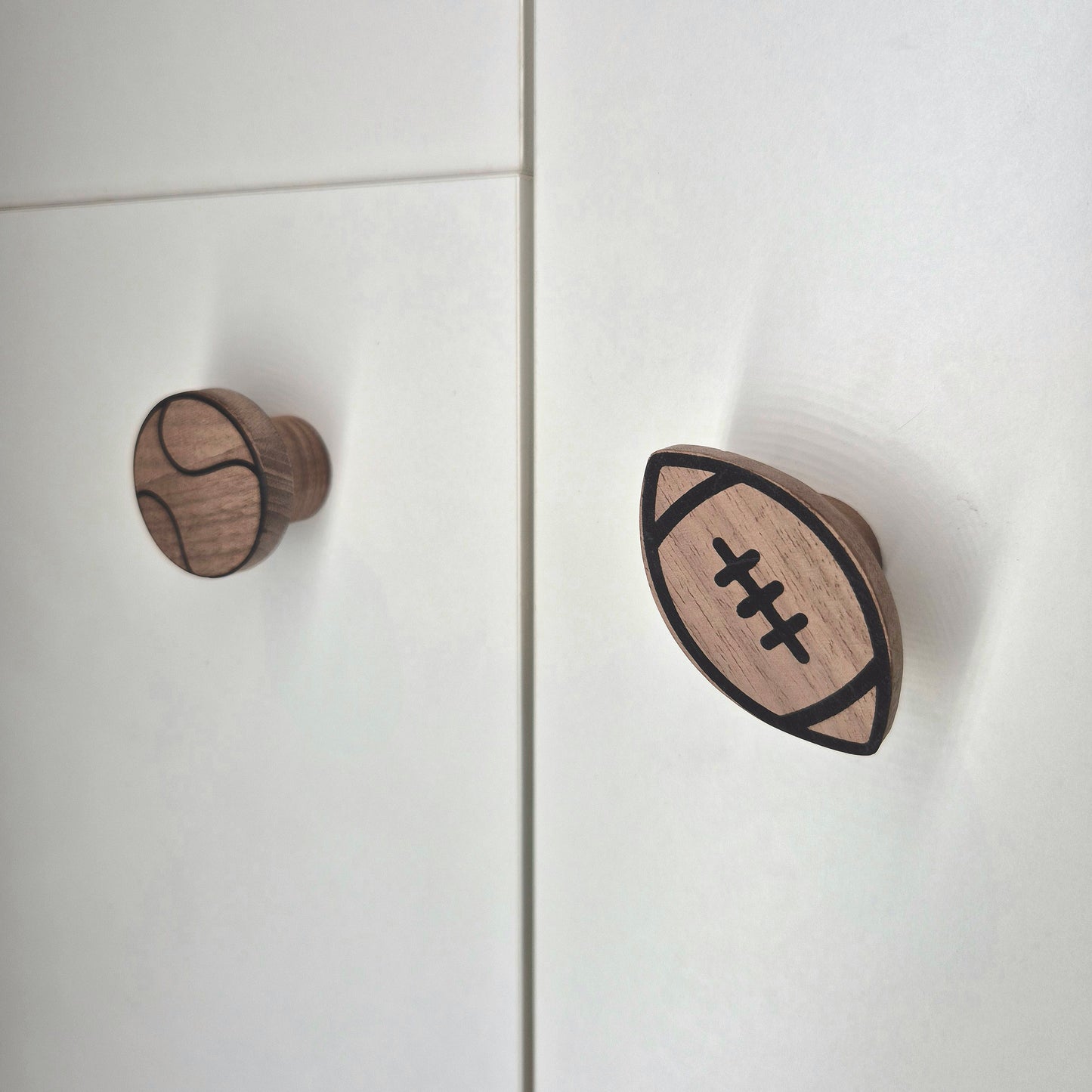 Möbelgriffe "Ballsport" aus Walnussholz