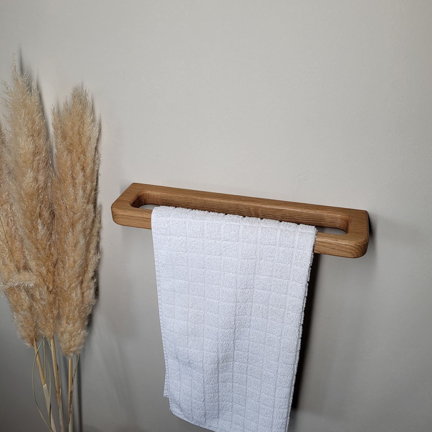 Minimalistischer Handtuchhalter aus massivem Eichenholz