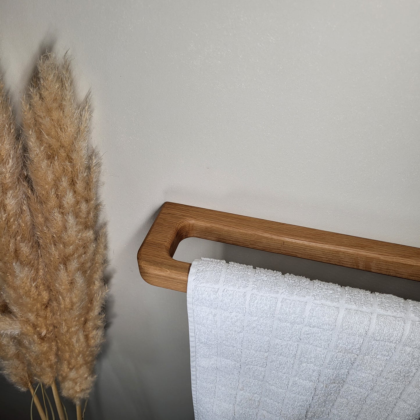 Minimalistischer Handtuchhalter aus massivem Eichenholz