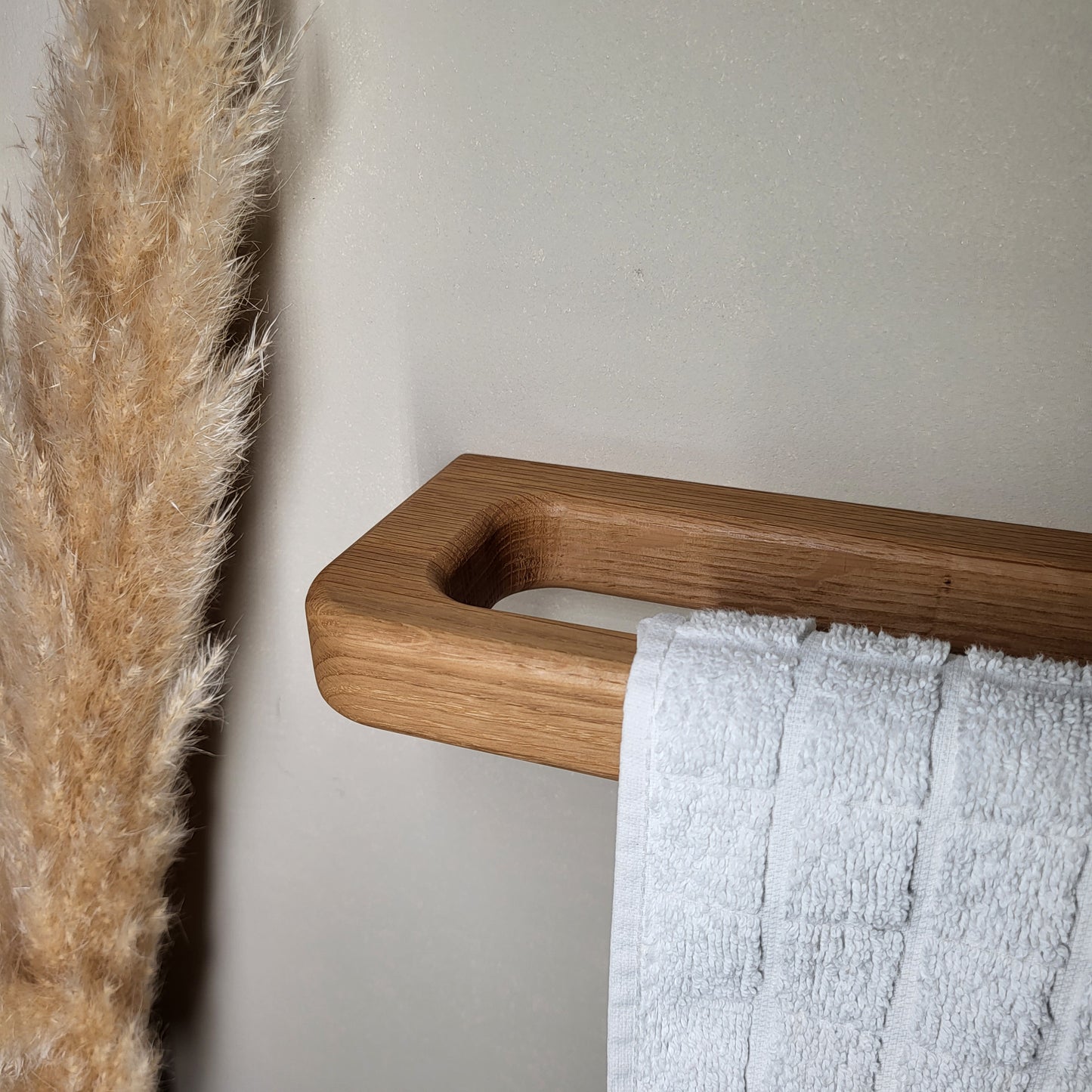 Minimalistischer Handtuchhalter aus massivem Eichenholz
