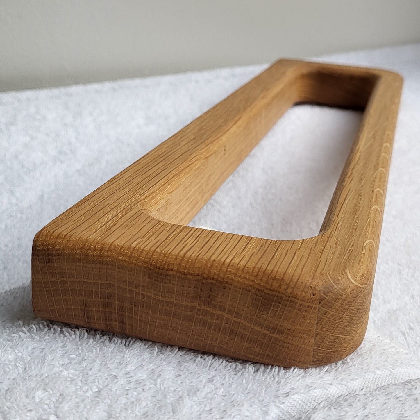 Minimalistischer Handtuchhalter aus massivem Eichenholz