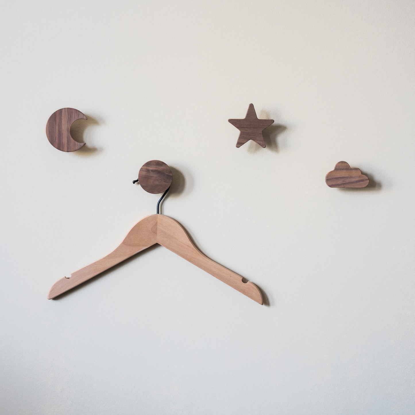 Wandhaken "Sonne, Mond & Sterne" Walnuss