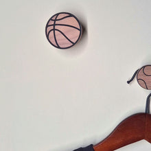 Laden und Abspielen von Videos im Galerie-Viewer, Wandhaken "Ballsport" aus Walnussholz
